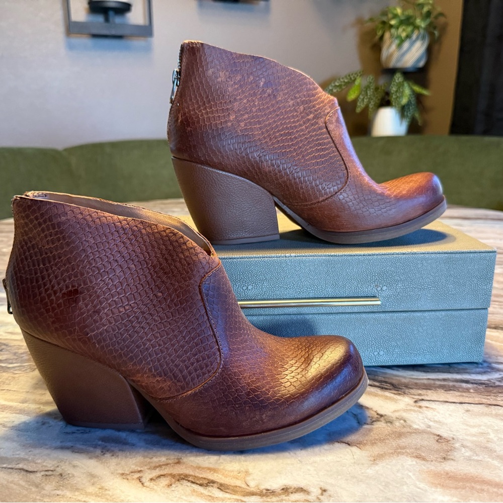Korks Gemini Leather Ankle Bootie 9